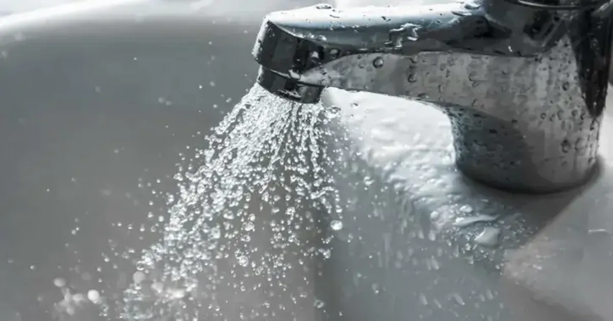 ورود هوا هنگام خروج آب از شیر، یکی دیگر از علت شیری شدن رنگ آب است.